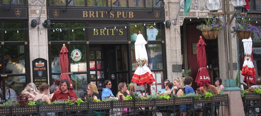 patio al aire libre en el pub británico patio al aire libre en el pub británico