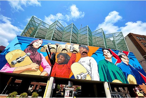 colorido mural de diversos niños sosteniendo patinetas colorido mural de diversos niños sosteniendo patinetas